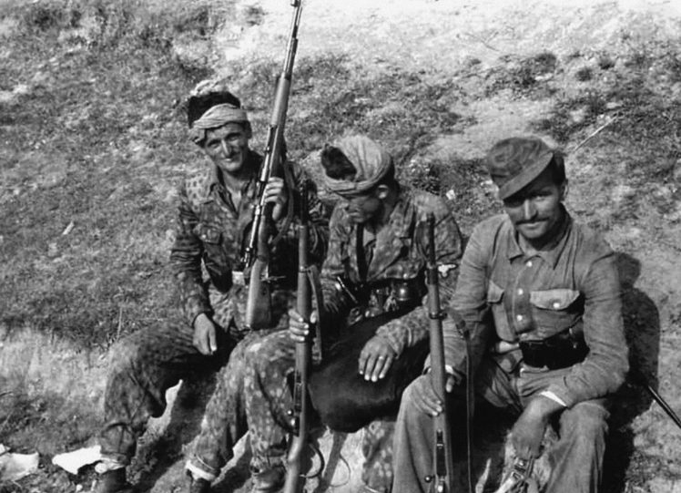 Бойцы дивизии на перевале Чаков в Югославии. Июль 1944 г.