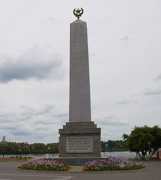 г. Лоев Лоевского р-на. Памятник воинам 65-ой Армии, которые в октябре 1943 года, форсировав Днепр, начали освобождение Беларуси.