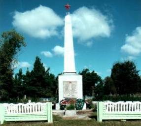 д. Синявская Слобода Кореличского р-на. Памятник, установленный на братской могиле, в которой похоронен 91 советский воин.