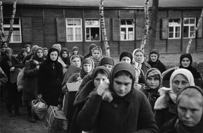 «Добровольцы» с Украины в транзитном лагере в Германии. 1942 г.