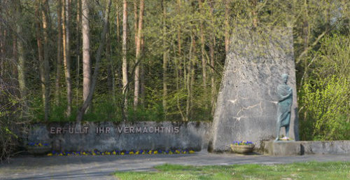 г. Гентин. Памятник на месте трудового лагеря «Сильва», в котором содержалось 2 тысячи невольников. 