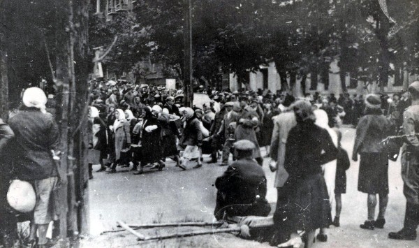 Колонна женщин-остарбайтеров, собранных для отправки в Германию. Киев. 1942 г.