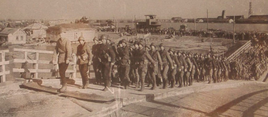 Красноармейцы на мосту. Май 1942 г.