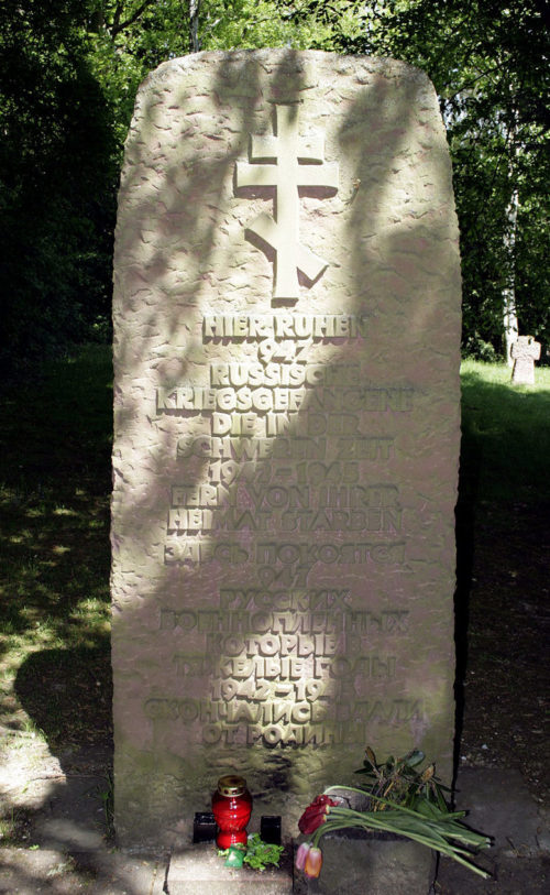 г. Лимбург. Памятник, установленный на военном кладбище, где похоронены советские военнопленные, которые умерли в «XII лагере» в Дизе.