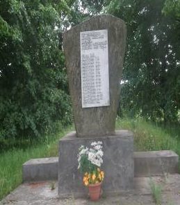 д. Ятвезь Кореличского р-на. Памятник, установленный на братской могиле, в которой похоронено 15 советских воинов.