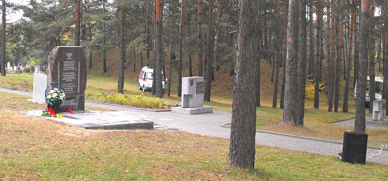 г. Волковыск. Мемориальные знаки в урочище «Пороховня», установленные в 2012 году в память погибших евреев Волковысского района.