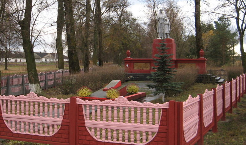 д. Белица Лидского р-на. Памятник, установленный на братской могиле, в которой похоронено 29 советских воинов, в т.ч. 8 неизвестных.