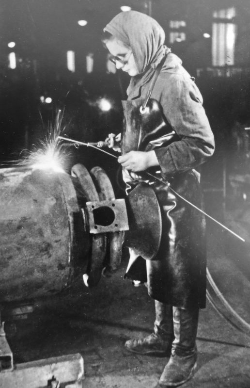 Советская подневольная работница работает сварщицей в цехе завода «Имберт Генераторен ГмбХ в Кельне. 1942 г..