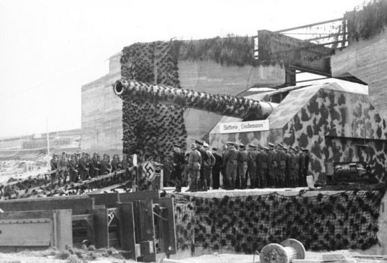 Прием орудия береговой батареи «Линдерман» на службу по окончанию строительства. 1942 г. 