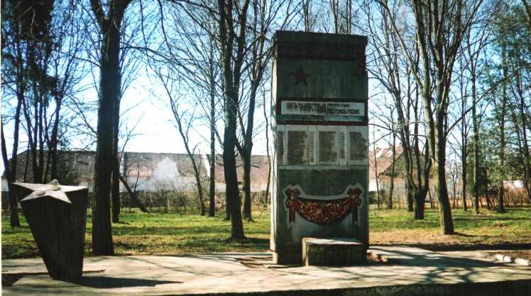д. Бердовка Лидского р-на. Памятник, установленный на братской могиле, в которой похоронено 157 советских воинов, в т.ч. 107 неизвестных.