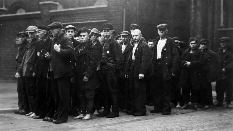Колонна советских остарбайтеров, бывших военнопленных, после рабочей смены у входа шахты «Министр Ахенбах» города Люнена 1942 г.