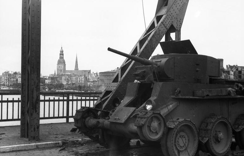 Подбитый советский танк на Земгальском мосту в Риге. Июль 1941 г.