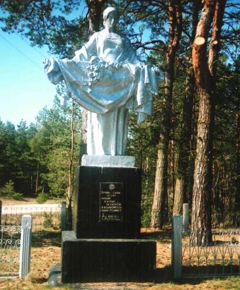 г. Берёзовка Лидского р-на. Памятник, установленный на братской могиле, в которой похоронено 200 советских воинов. 