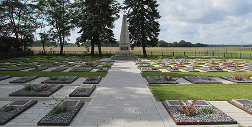 д. Бриелоу. Памятник, установленный у братских могил, в которых похоронено 307 советских воинов. 