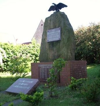 д. Гутенсвеген. Памятник землякам, погибшим в годы обеих мировых войн.