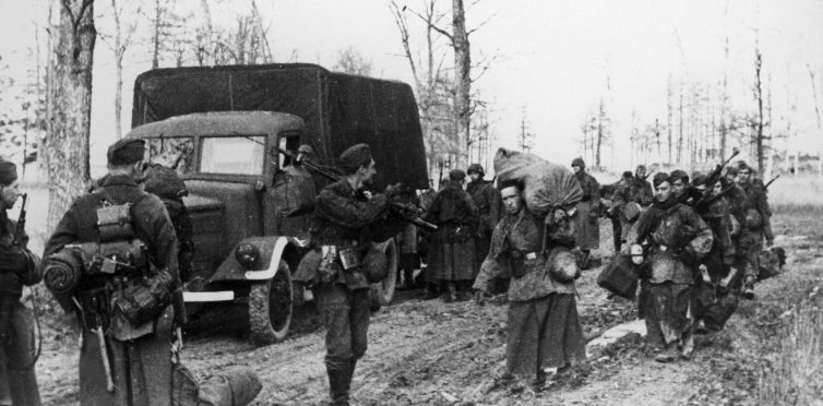 Солдаты легиона выгружаются из грузовика под Ленинградом. 1943 г.