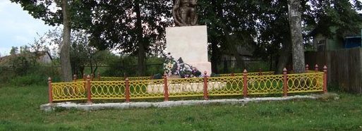 д. Потаповка Буда-Кошелевского р-на. Памятник погибшим воинам.