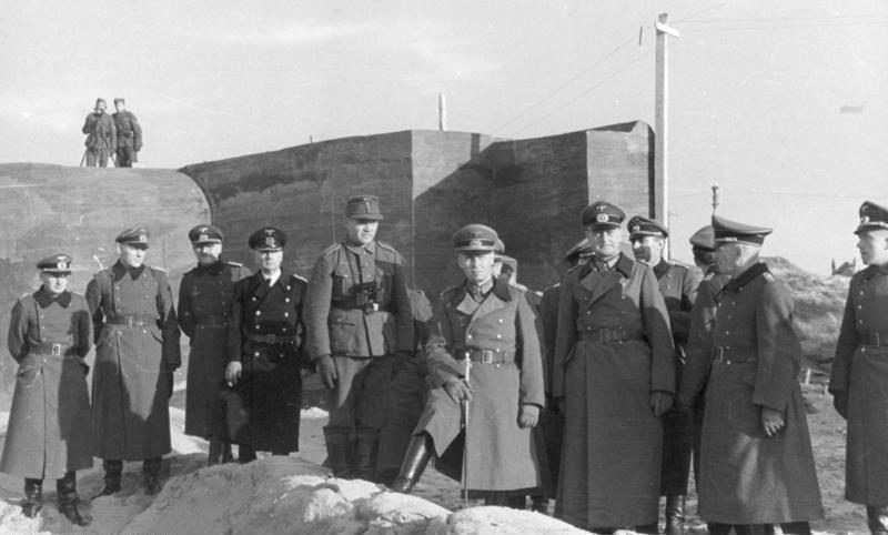 Эрвин Роммель на строительстве бункера у порта Остенде.