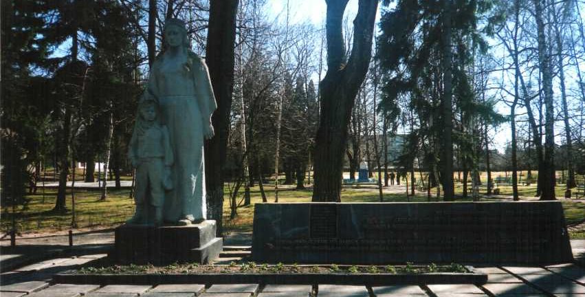 г. Берёзовка Лидского р-на. Памятник, установленный на братской могиле, в которой похоронен 21 советский воин, в т.ч. 16 неизвестных.
