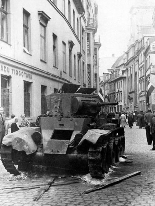 Подбитый танк на улице Марсталю. Июнь 1941 г.