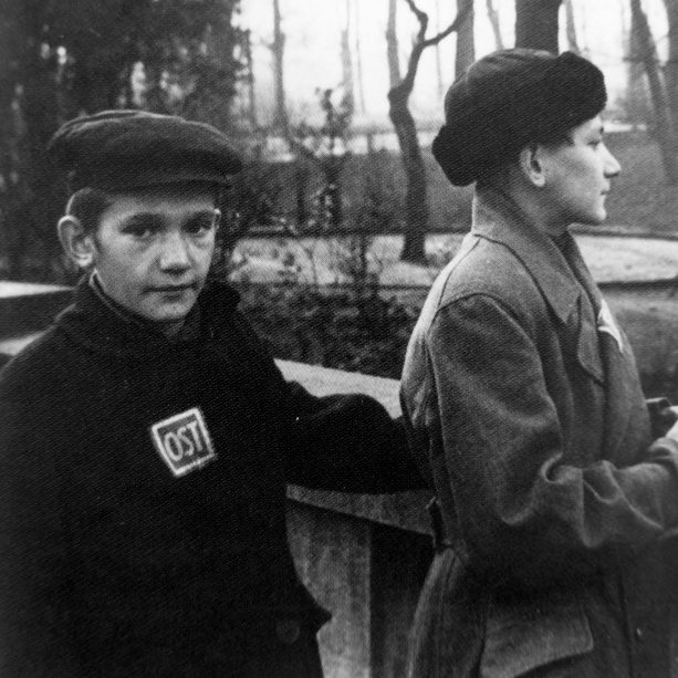 Юные подневольные рабочие из СССР.