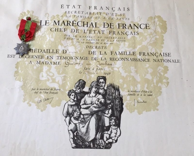 Свидетельство о награждении серебряной медалью Французской семьи.