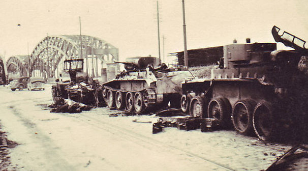 Поврежденные танки БТ-7 у моста через Даугаве. Июль 1941 г.