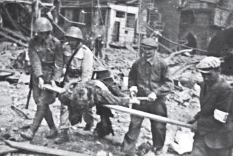 Эвакуация раненных после бомбардировки. Братислава, 16 июня 1944 г.