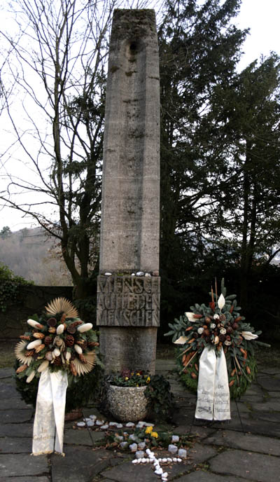 г. Хадамар. Памятник, установленный на кладбище, где похоронено 4 тысячи психических больных, убитых нацистами. 