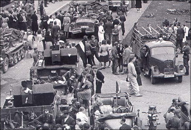 Немецкие войска входят в Ригу. Июль 1941 г.