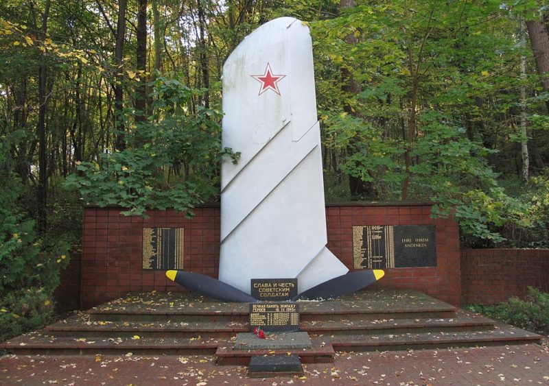 г. Букков, Меркиш-Одерланд район. Памятник, установленный на братской могиле, в которой похоронено 70 советских воинов.