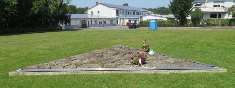 Вевельсбург. Памятный знак на месте концлагеря «Niederhagen», в котором погибло 1 285 заключенных.