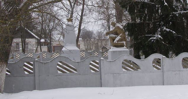 д. Хоминка Лоевского р-на. Памятник, установленный на братской могиле, в которой похоронено 158 советских воинов. 