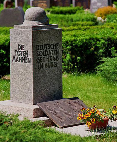 Коммуна Бург. Памятник, установленный на братской могиле, в которой похоронено 33 немецких воина.