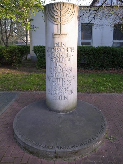 г. Дессау. Памятник на месте снесенной синагоги, посвященный жертвам Холокоста.