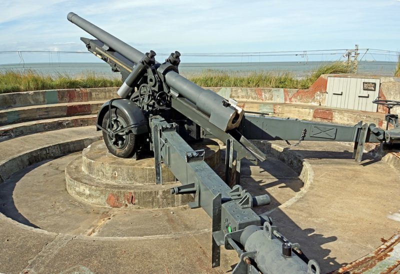 Позиция 120-мм орудия.