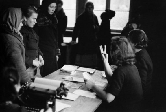 Регистрация в пересыльном лагере. Зима 1943 г.