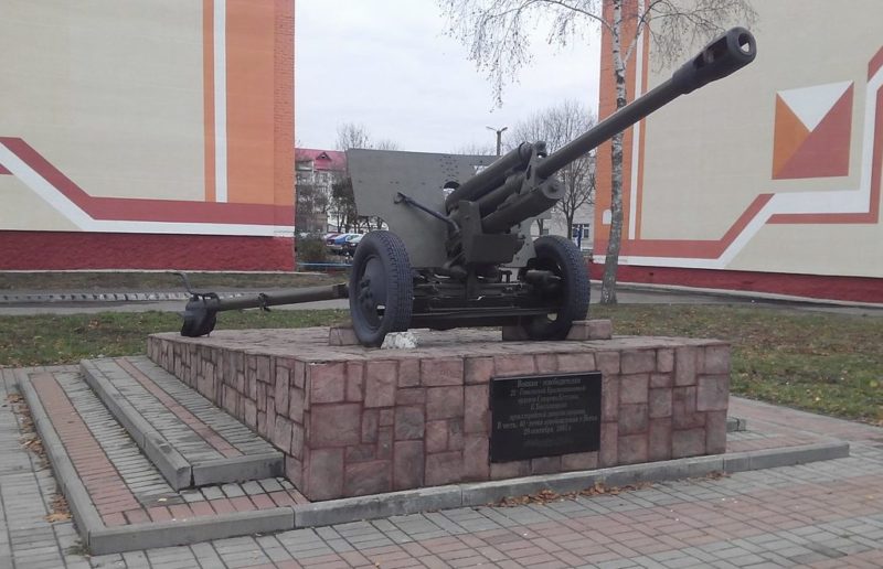 г. Ветка. Памятник-пушка в честь освободителей города.