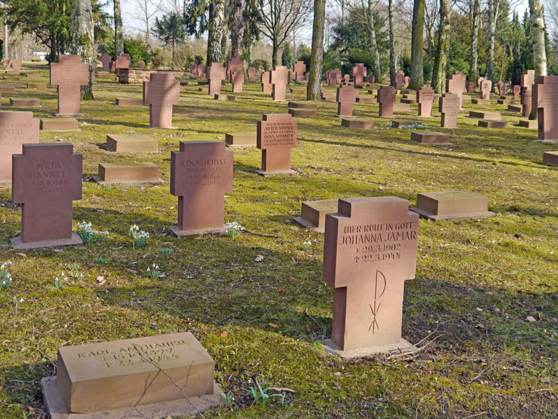 Братские могилы погибших в годы войны.