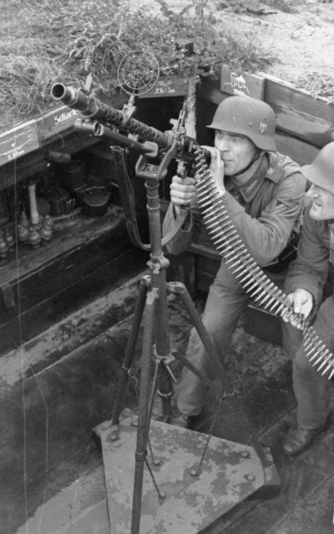Солдаты у зенитного пулемета. 1942 г.