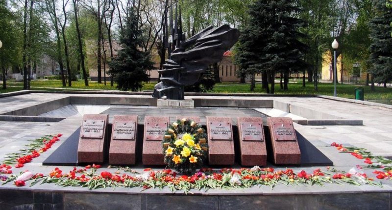 г. Лида. Скульптурный памятник по улице Мицкевича, 3, установлен в 1955 году на братской могиле, в которой похоронено 7 советских воинов.