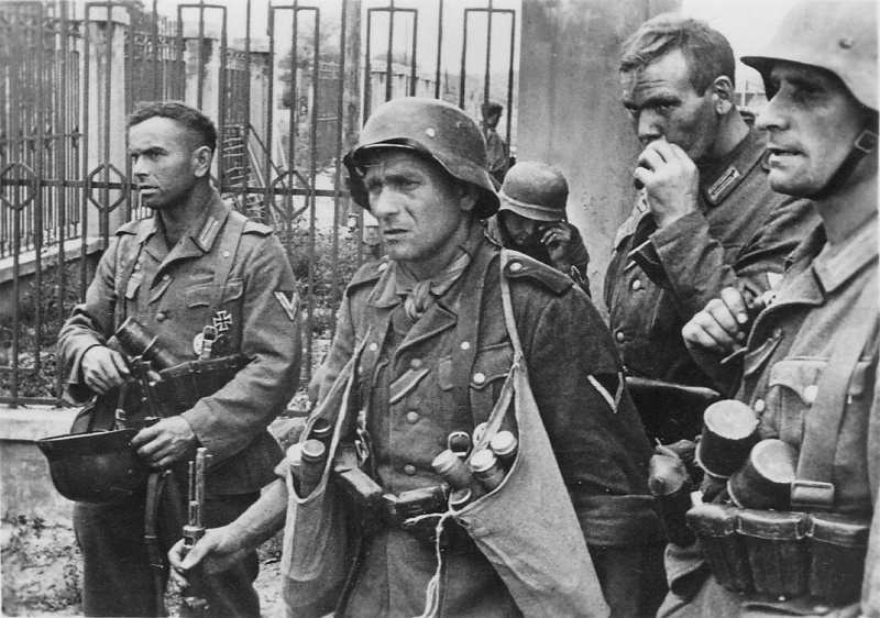 Немцы после боя. Июль 1942 г.