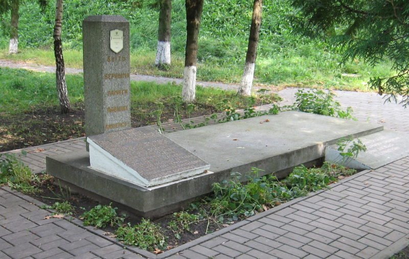г. Лида. Памятник на территории центральной районной больницы, установленный на братской могиле, в которой похоронено 809 советских воинов и мирных жителей, из них 800 неизвестных.