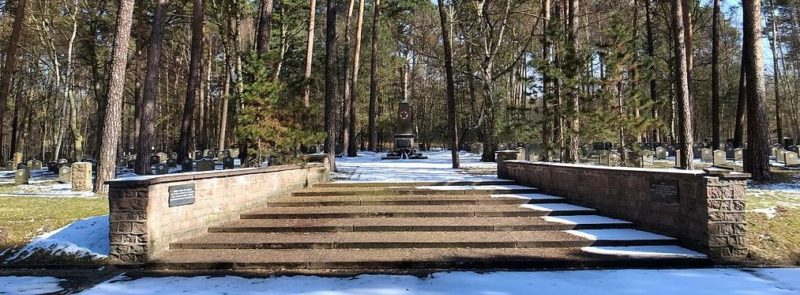 г. Дессау-Рослау. Советское военное кладбище, где захоронено 220 советских воинов.