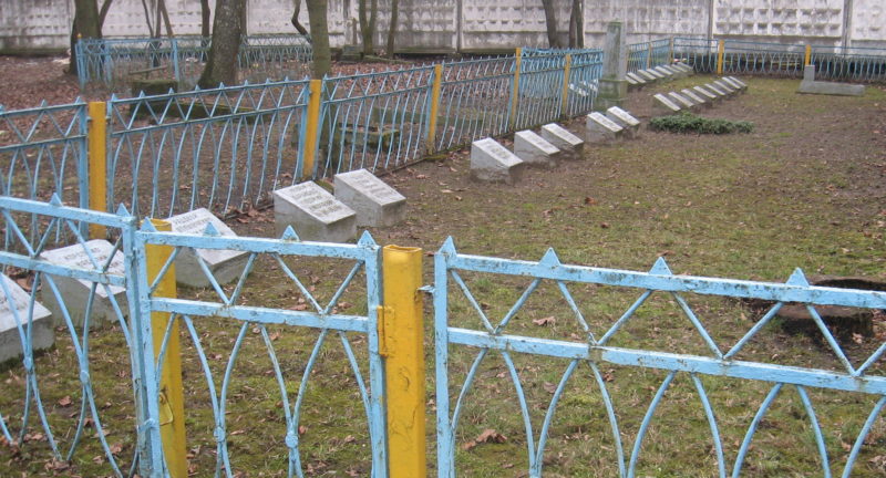 г. Лида. Братские могилы на православном кладбище по улице Советской, где захоронено 80 советских воинов.