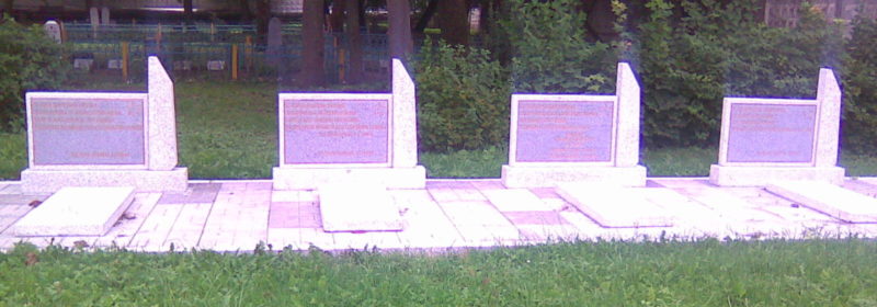 г. Лида. Братские могилы по улице Советской, где захоронено 12 неизвестных советских воинов.