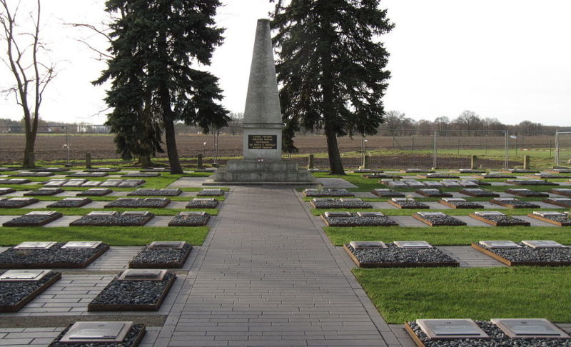 Муниципалитет Beetzsee р-н Бриелоу. Памятник, установленный у братских могил советских воинов.