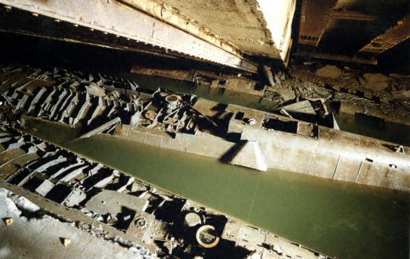 Подлодки U-2505 и U-3004 во взорванном бункере.