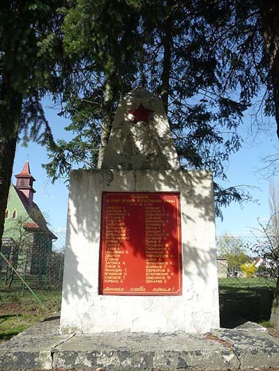 г. Вельцов. Памятник, установленный на братской могиле, в которой похоронено 70 советских воинов.