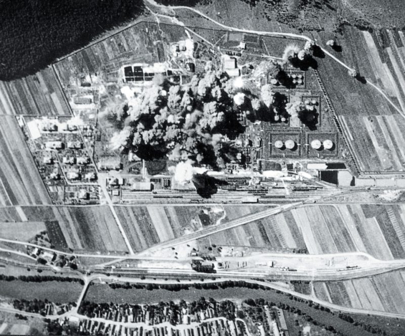 Бомбардировка американцами нефтеперерабатывающего завода. Дубова, 20 августа 1944 года.